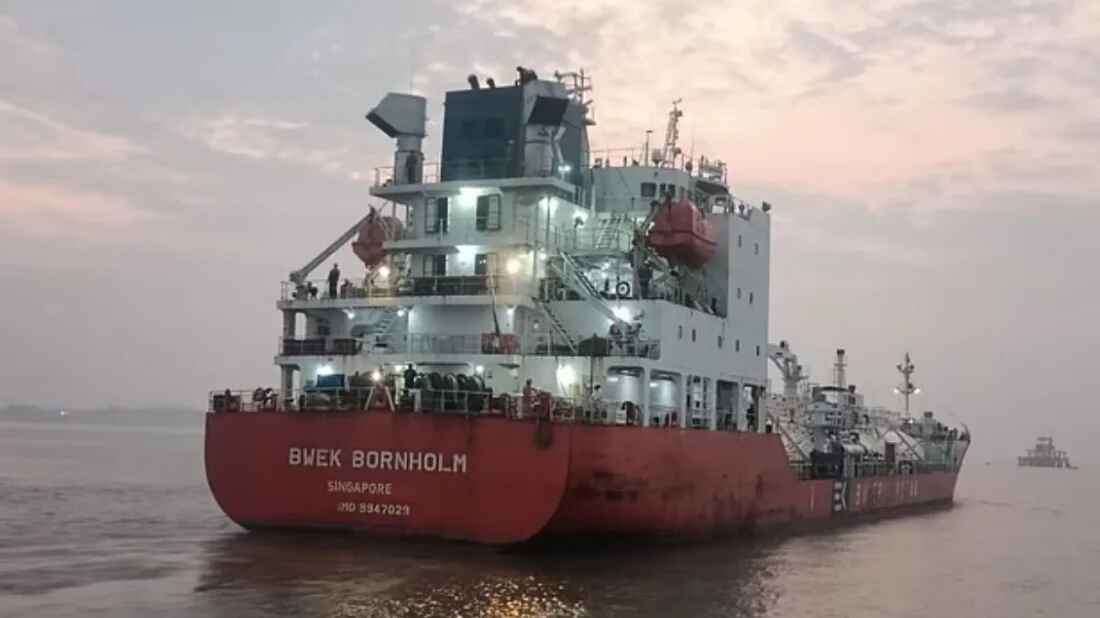 যুদ্ধমুখর মধ্যপ্রাচ্য থেকে হরমুজ প্রণালি পেরিয়ে প্রথম এলপিজি ট্যাংকার বাংলাদেশে পৌঁছাল